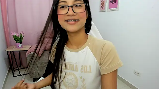 Snapshot of SeraphineCute chatting on 09.30.25 SeraphineCute online show from 09.30.25