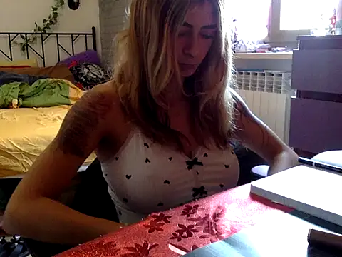 Snapshot of piccolaflo chatting on 05.13.26 piccolaflo online show from 05.13.26