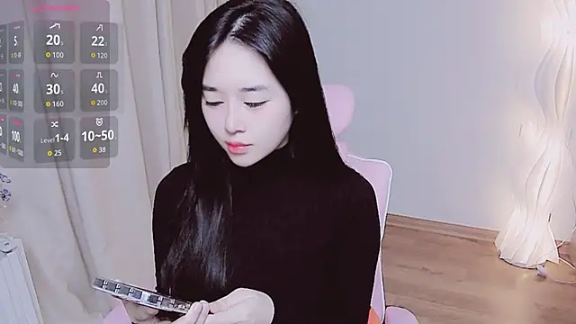 Snapshot of Miu-999 chatting on 11.18.25 Miu-999 online show from 11.18.25