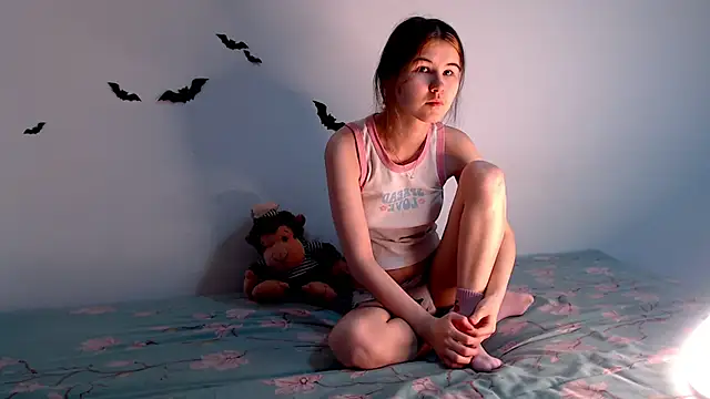 Snapshot of litle_owl chatting on 10.14.25 litle owl online show from 10.14.25