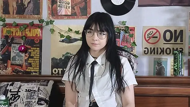 Snapshot of BereniceBattersby chatting on 10.29.25 BereniceBattersby online show from 10.29.25