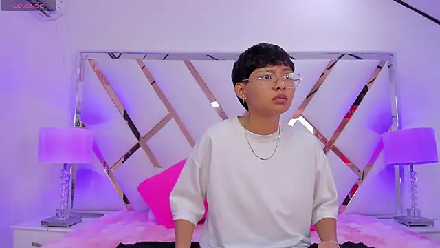 Snapshot of michell__petit_ chatting on 09.14.25 michell  petit  online show from 09.14.25