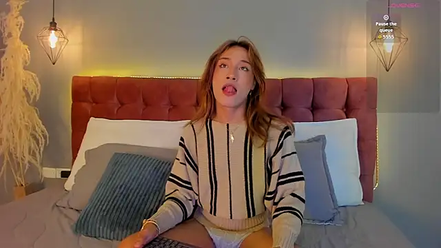 victoria decapri online show from 10.03.25