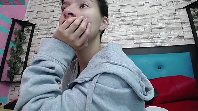 Snapshot of maily_can chatting on 09.10.25 maily can online show from 09.10.25