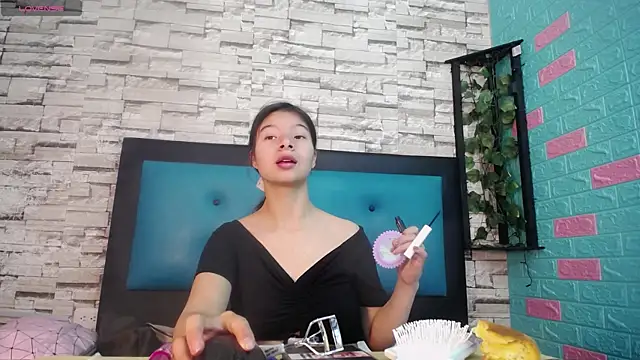 Snapshot of maily_can chatting on 09.17.25 maily can online show from 09.17.25