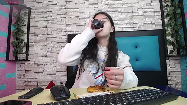 Snapshot of maily_can chatting on 09.22.25 maily can online show from 09.22.25