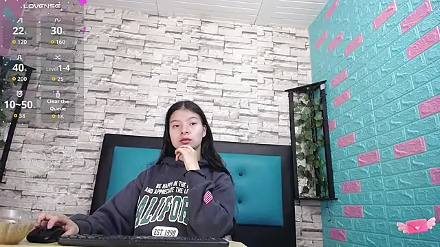 Snapshot of maily_can chatting on 09.27.25 maily can online show from 09.27.25