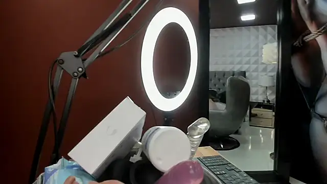 Snapshot of miss___salome chatting on 10.28.25 miss salome online show from 10.28.25