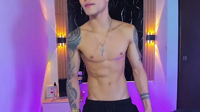 Snapshot of Wyatt_Rose chatting on 11.05.25 Wyatt Rose online show from 11.05.25