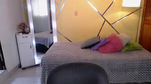 Snapshot of shirleyrojas chatting on 10.17.25 shirleyrojas online show from 10.17.25