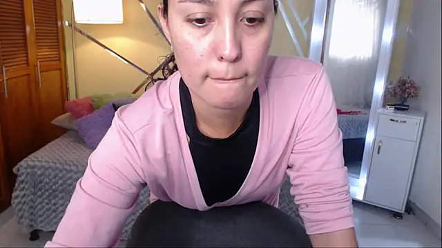 Snapshot of shirleyrojas chatting on 10.18.25 shirleyrojas online show from 10.18.25