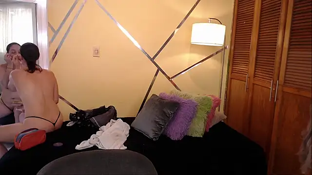 Snapshot of shirleyrojas chatting on 10.23.25 shirleyrojas online show from 10.23.25