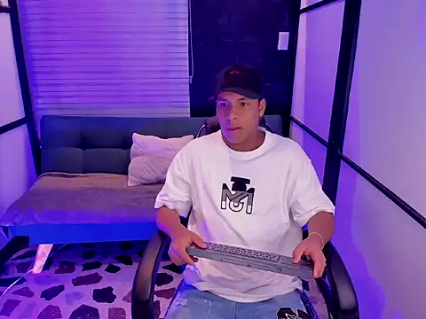 Snapshot of IsaacBlack_ chatting on 10.07.25 IsaacBlack online show from 10.07.25