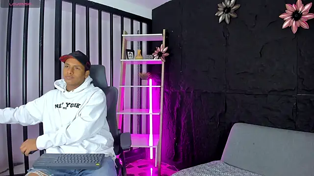 Snapshot of IsaacBlack_ chatting on 10.08.25 IsaacBlack online show from 10.08.25