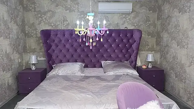 Anna Kenann online show from 09.18.25