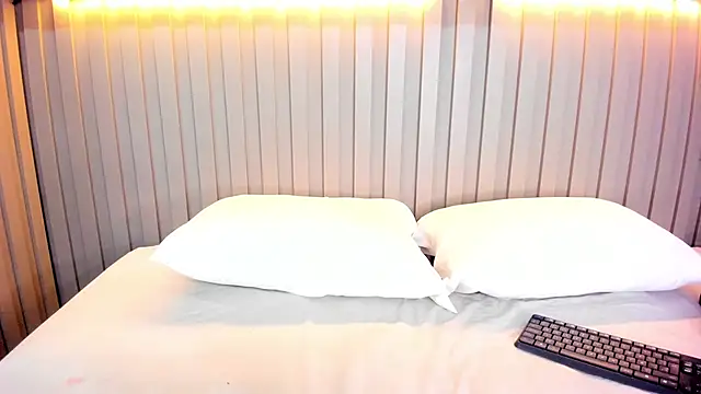 Snapshot of natalyWilliams chatting on 10.24.25 natalyWilliams online show from 10.24.25