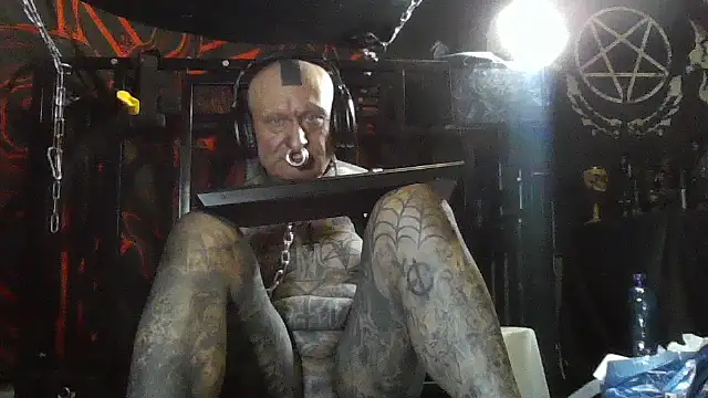 Snapshot of object857 chatting on 04.01.26 object857 online show from 04.01.26