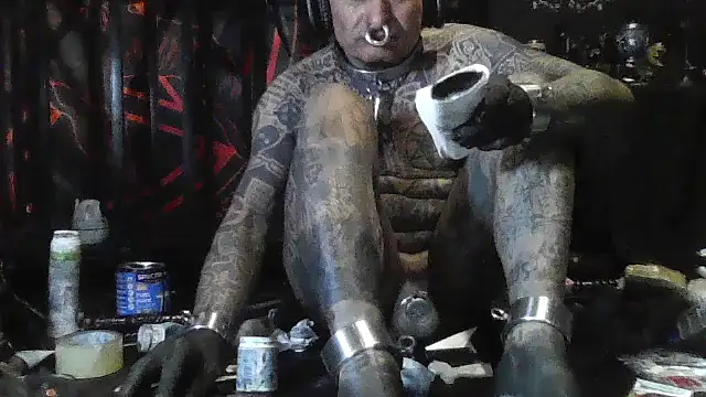 Snapshot of object857 chatting on 04.12.26 object857 online show from 04.12.26