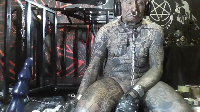 Snapshot of object857 chatting on 04.12.26 object857 online show from 04.12.26