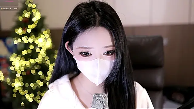 Snapshot of yaya_1888 chatting on 10.23.25 yaya 1888 online show from 10.23.25