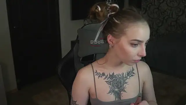 Snapshot of lis_silver chatting on 11.23.25 lis silver online show from 11.23.25