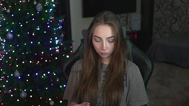 Snapshot of lis_silver chatting on 12.17.25 lis silver online show from 12.17.25