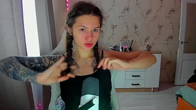 Snapshot of yourdreamm_ chatting on 10.14.25 yourdreamm online show from 10.14.25