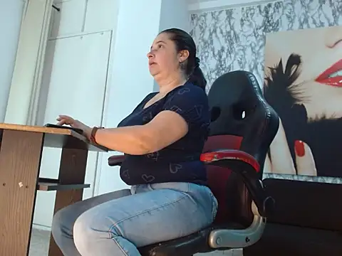 Snapshot of mariani_smith chatting on 10.04.25 mariani smith online show from 10.04.25