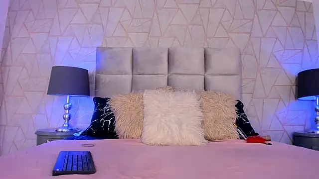 Emely florence  online show from 10.20.25