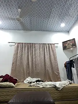 madakraah1 online show from 10.24.25