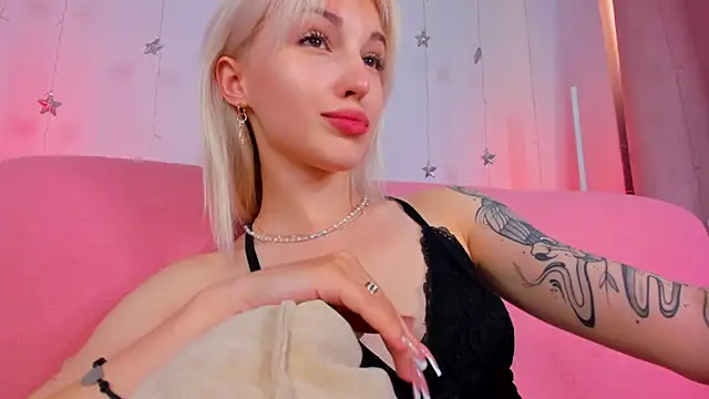 Snapshot of LisaFoxyMe chatting on 06.14.26 LisaFoxyMe online show from 06.14.26