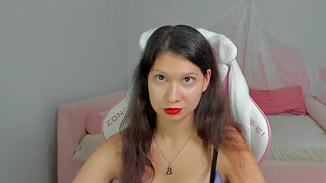 Snapshot of SaraDenar chatting on 09.13.25 SaraDenar online show from 09.13.25