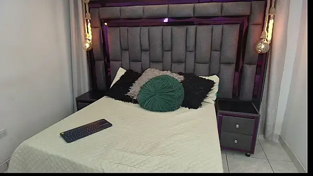 Snapshot of AdelineFiore chatting on 10.08.25 AdelineFiore online show from 10.08.25