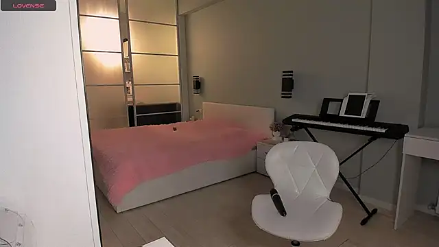 LolaVexx online show from 09.23.25