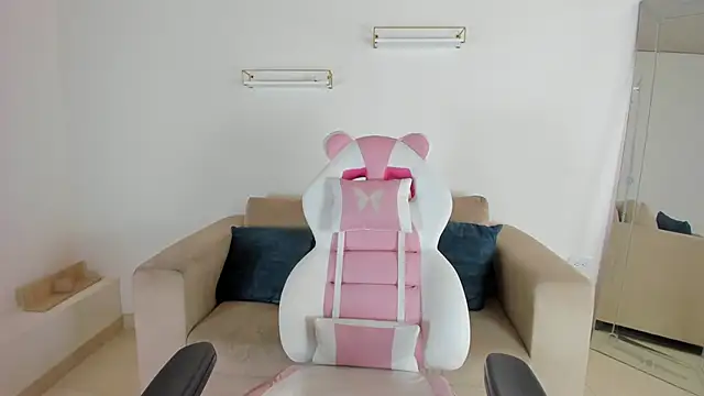 april smiith online show from 10.03.25