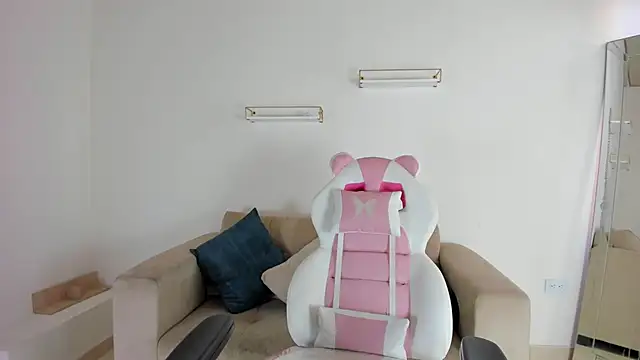 april smiith online show from 10.20.25