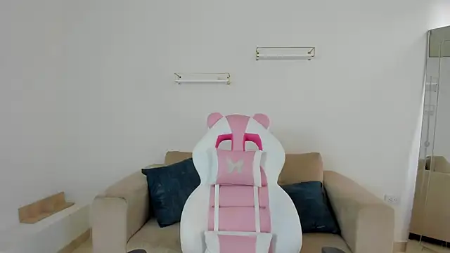 april smiith online show from 11.06.25