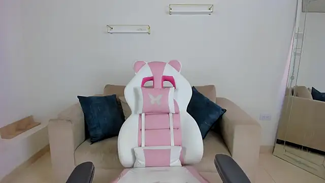 april smiith online show from 11.08.25