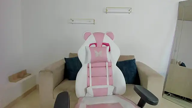 april smiith online show from 11.25.25