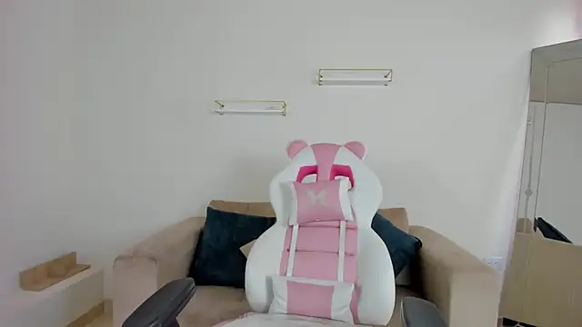 april smiith online show from 12.02.25