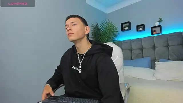 Snapshot of Thomas_moon chatting on 03.03.26 Thomas moon online show from 03.03.26