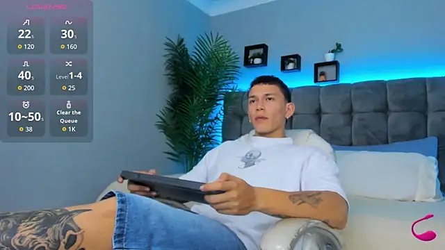 Snapshot of Thomas_moon chatting on 03.06.26 Thomas moon online show from 03.06.26