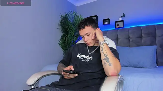 Snapshot of Thomas_moon chatting on 03.28.26 Thomas moon online show from 03.28.26