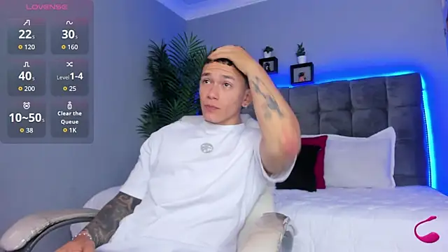 Snapshot of Thomas_moon chatting on 04.01.26 Thomas moon online show from 04.01.26