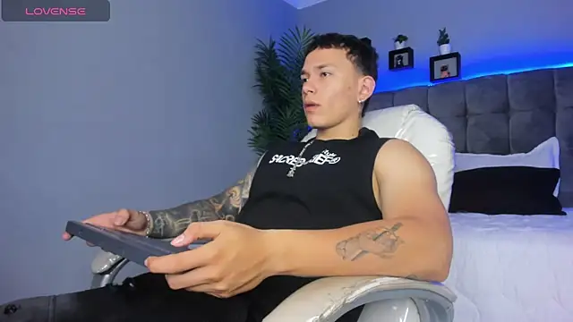 Snapshot of Thomas_moon chatting on 04.04.26 Thomas moon online show from 04.04.26