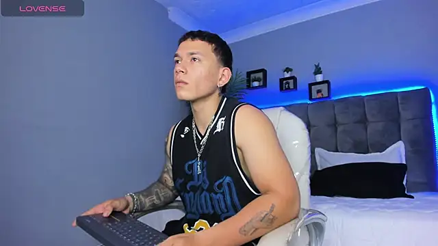 Snapshot of Thomas_moon chatting on 04.06.26 Thomas moon online show from 04.06.26