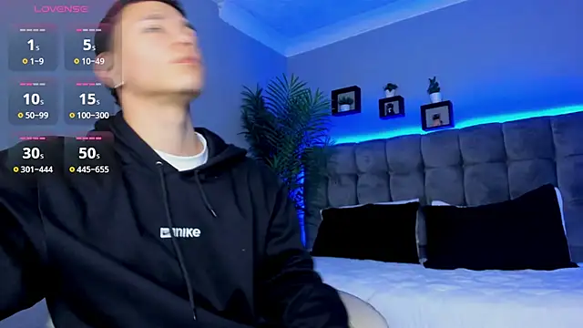 Snapshot of Thomas_moon chatting on 04.08.26 Thomas moon online show from 04.08.26