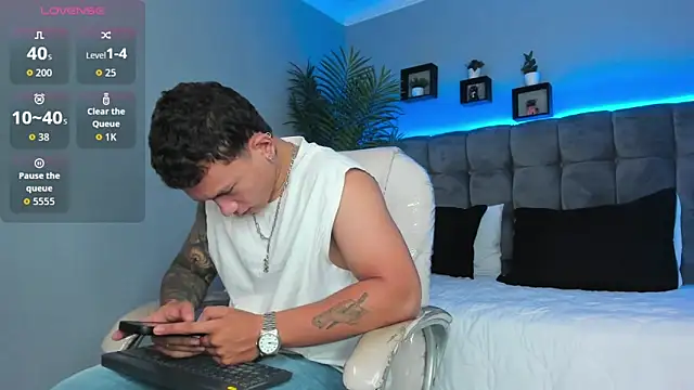 Snapshot of Thomas_moon chatting on 04.11.26 Thomas moon online show from 04.11.26