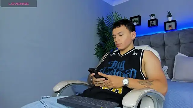 Snapshot of Thomas_moon chatting on 04.14.26 Thomas moon online show from 04.14.26