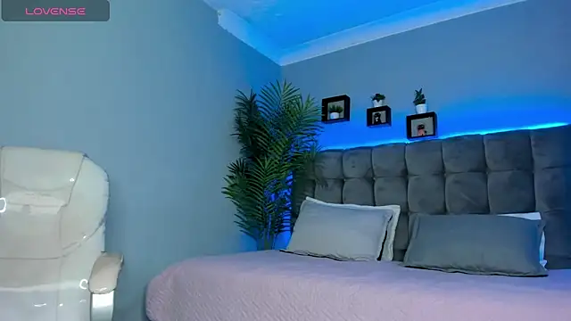 Snapshot of Thomas_moon chatting on 04.15.26 Thomas moon online show from 04.15.26